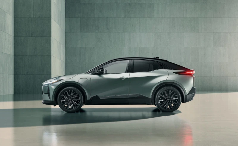 Imagen lateral del nuevo Toyota C-HR+