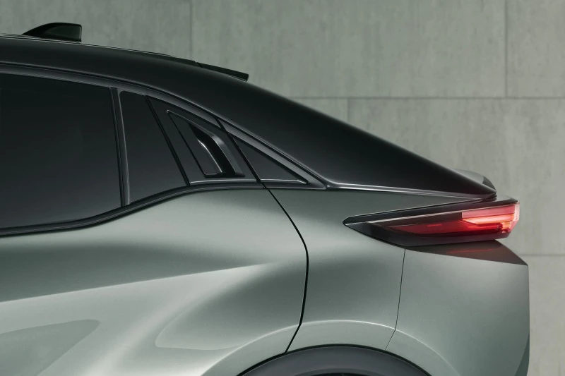 Nuevo Toyota C-HR+ Lateral trasero