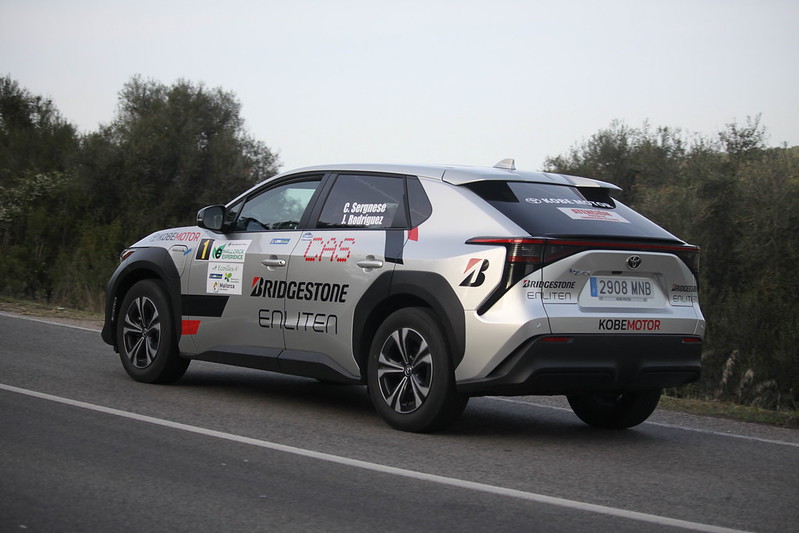 toyota bz4x que participa en el eco rallye de cantabria