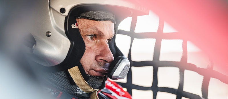 Alberto dorsch conduciendo en baja Aragón